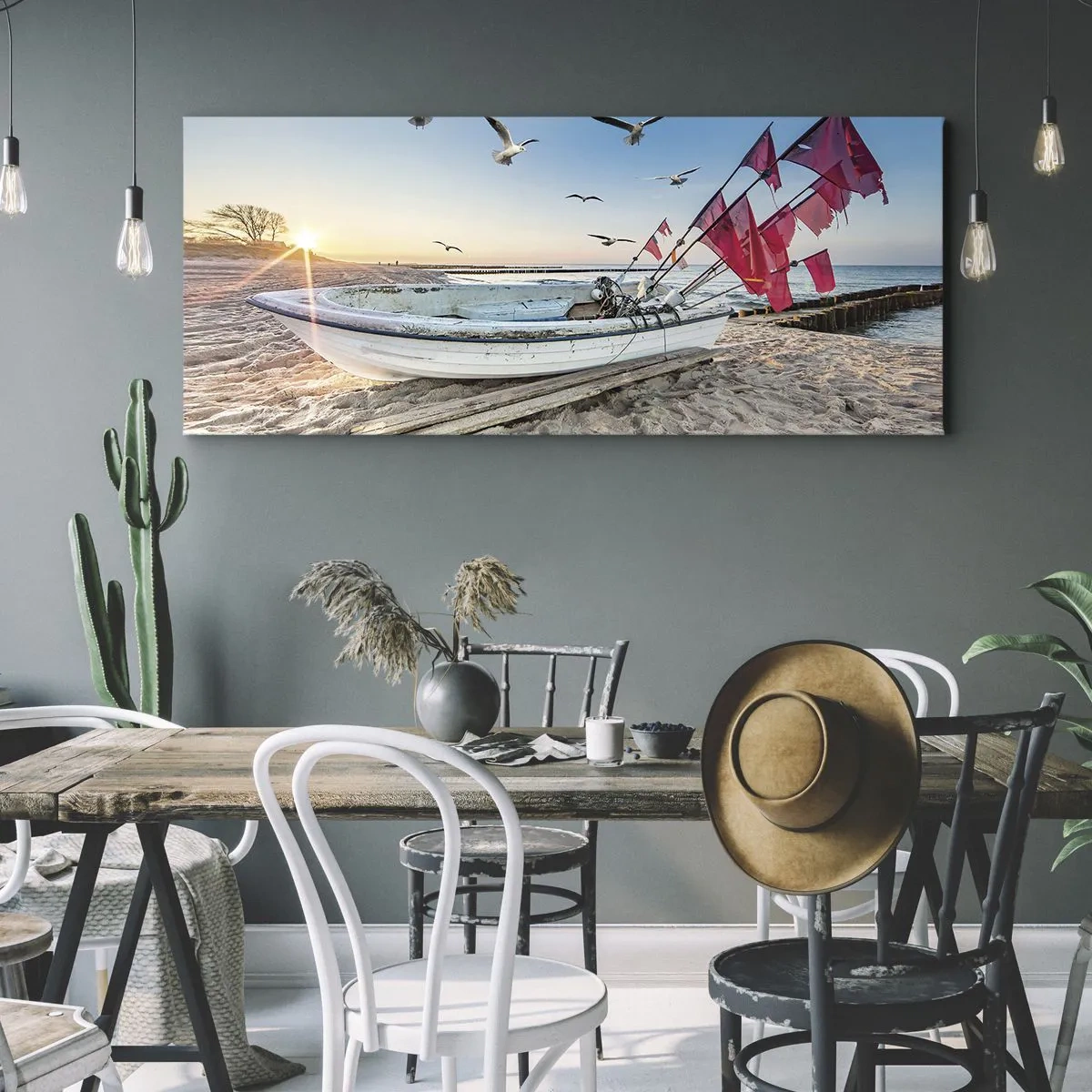 Obraz na płótnie - Łódka na plaży o świcie z mewami i czerwonymi flagami - 160x50cm - Zasłużony odpoczynek - Nowoczesna dekoracja ścienna do salonu i sypialni ARTTOR