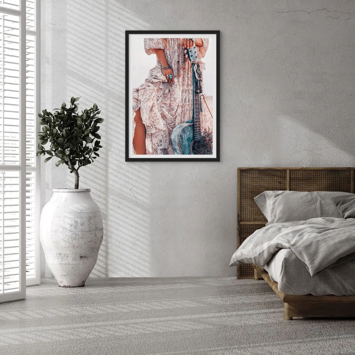 Plakat w czarnej ramie - Fragment sukienki z ornamentami i gitara w stylu boho - 50x70cm - Dzieci kwiaty w drodze - Nowoczesna dekoracja ścienna do salonu i sypialni ARTTOR