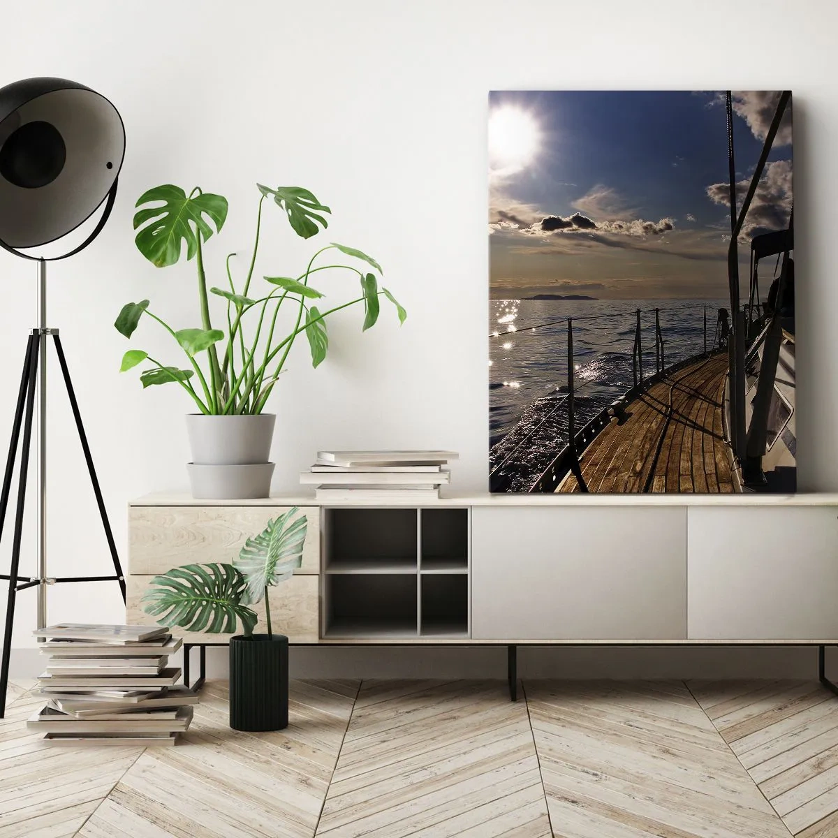Obraz na płótnie - Żaglówka na spokojnym morzu w promieniach zachodzącego słońca - 50x70cm - Pod żaglami w stronę słońca - Nowoczesna dekoracja ścienna do salonu, kuchni i sypialni ARTTOR