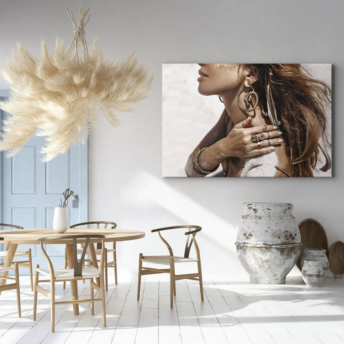 Obraz na płótnie - Stylowa kobieta z biżuterią na tle jasnego piasku - 70x50cm - Królowa dzikiej plaży - Nowoczesna dekoracja ścienna do salonu i sypialni ARTTOR