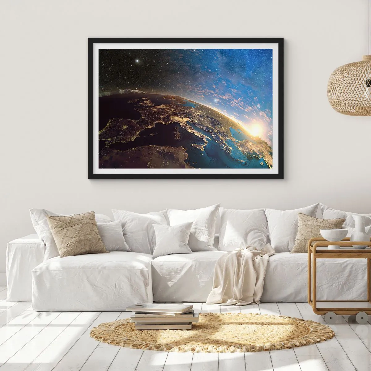 Plakat w czarnej ramie - Widok na Ziemię z kosmosu o wschodzie słońca - 70x50cm - Spójrzmy na siebie z dystansu - Nowoczesna dekoracja ścienna do salonu i sypialni ARTTOR