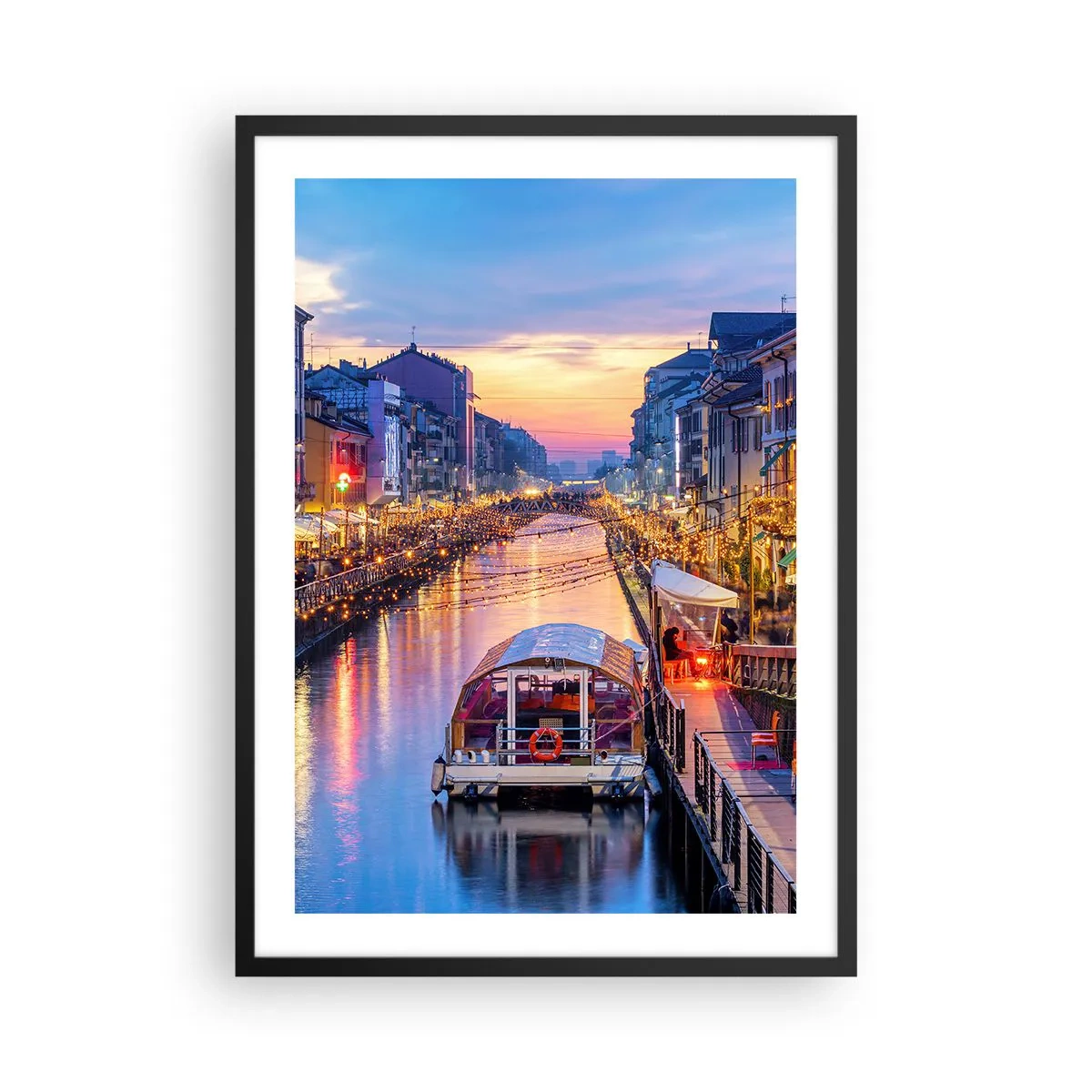Plakat w czarnej ramie - Kanał z łodzią i oświetleniem wieczornym w pastelowym zachodzie - 50x70cm - Wieczór światła i zabawy - Nowoczesna dekoracja ścienna do salonu i sypialni ARTTOR