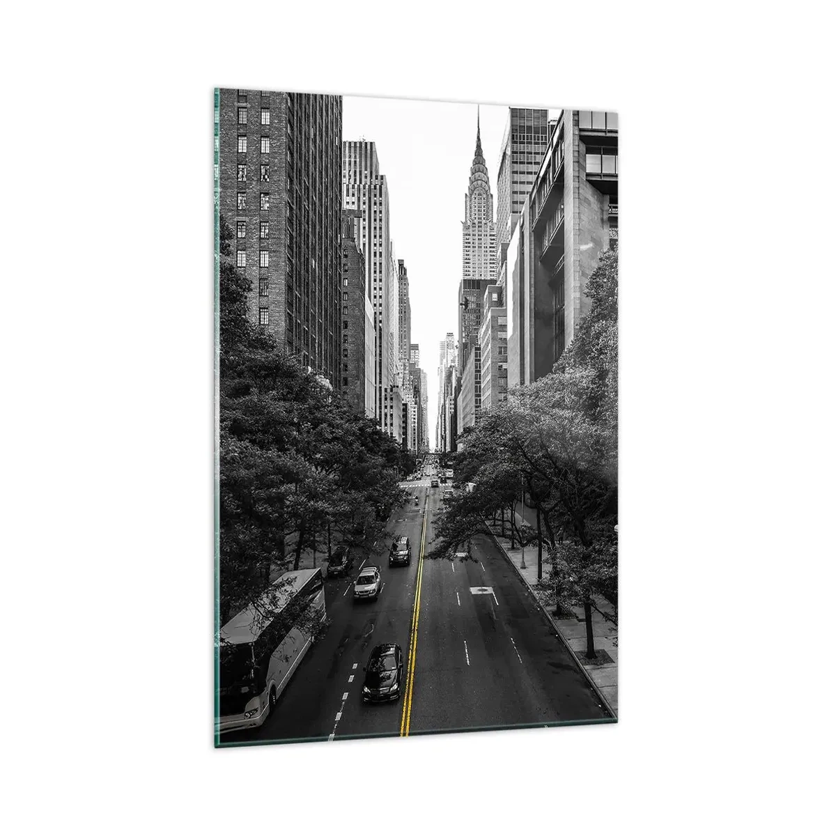 Obraz na szkle - Ulica w Nowym Jorku otoczona drzewami i wieżowcami, z widokiem na Chrysler Building - 80x120cm - Nowojorski poranek - Nowoczesna dekoracja ścienna do salonu i sypialni ARTTOR