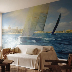 Fototapeta Premium Sand - Żaglówka na morzu z widokiem na miasto - 100x70cm - Pora opuścić miasto - Nowoczesna dekoracja ścienna do salonu, kuchni i sypialni ARTTOR