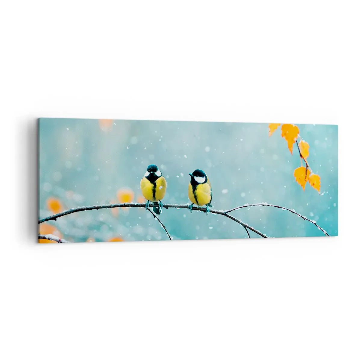 Obraz na płótnie - Dwa ptaki na gałęzi w zimowym otoczeniu z żółtymi liśćmi - 140x50cm - Ptasie plotki - Nowoczesna dekoracja ścienna do salonu i sypialni ARTTOR