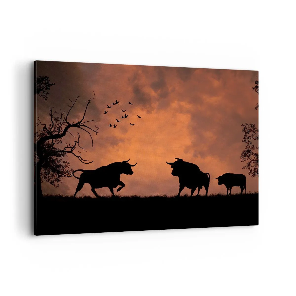 Obraz na płótnie - Sylwetki byków na tle pomarańczowego nieba o zachodzie słońca - 100x70cm - Dramatyczny spektakl natury - Nowoczesna dekoracja ścienna do salonu, kuchni i sypialni ARTTOR