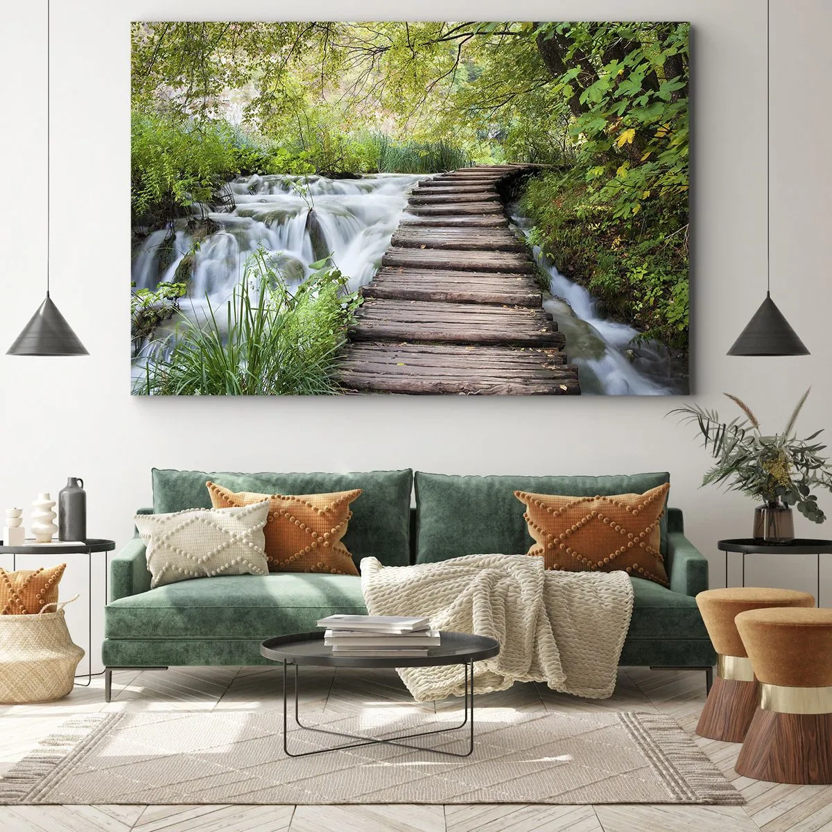 Obraz na płótnie - Drewniany pomost nad wodospadem otoczonym bujną zielenią lasu. - 70x50cm - Wcale nie cicha woda - Nowoczesna dekoracja ścienna do salonu i sypialni ARTTOR