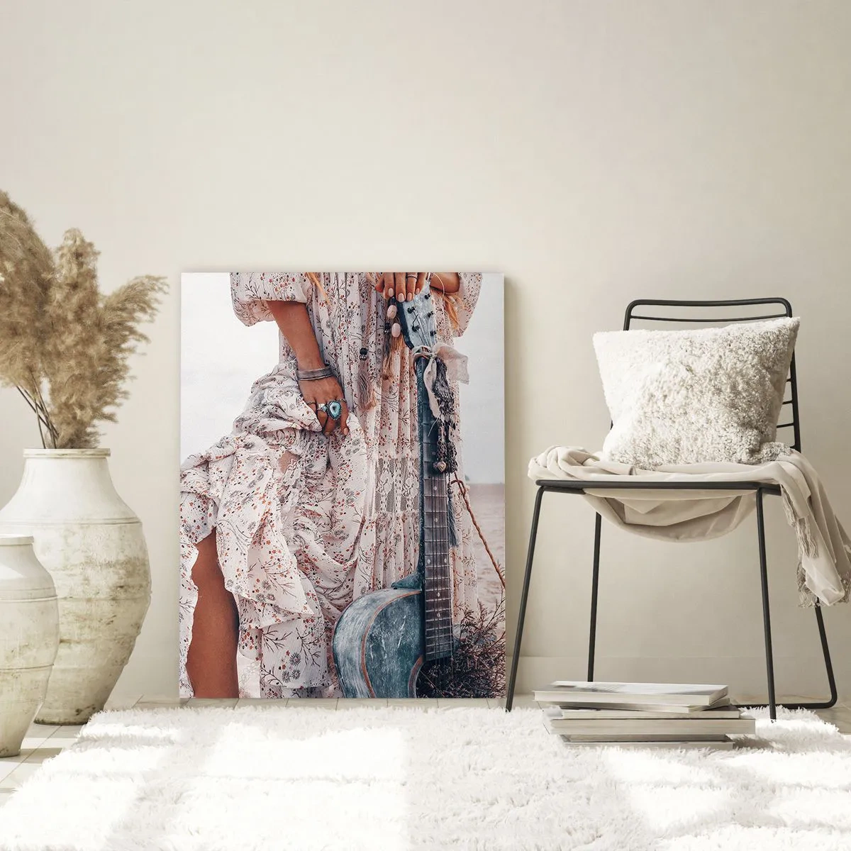 Obraz na szkle - Kobieta w stylu boho z gitarą na plaży - 70x100cm - Dzieci kwiaty w drodze - Nowoczesna dekoracja ścienna do salonu i sypialni ARTTOR
