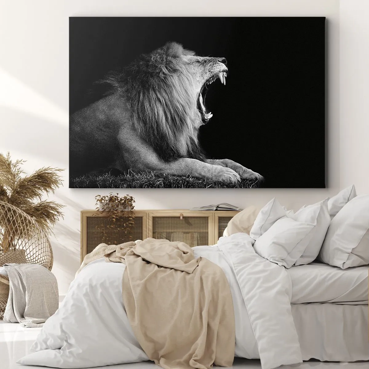Obraz na płótnie - Ryczący lew na czarnym tle w czarno-białej tonacji - 70x50cm - Bez żadnych wątpliwości - Nowoczesna dekoracja ścienna do salonu i sypialni ARTTOR