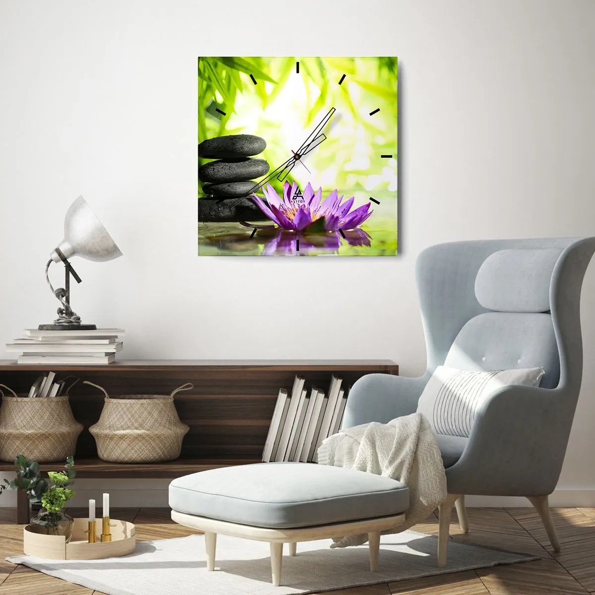 Zegar ścienny - Stos kamieni zen i kwiat lotosu na tle bambusowych liści - 30x30cm - W bambusowym chruśniaku - Nowoczesna dekoracja ścienna do salonu i sypialni ARTTOR