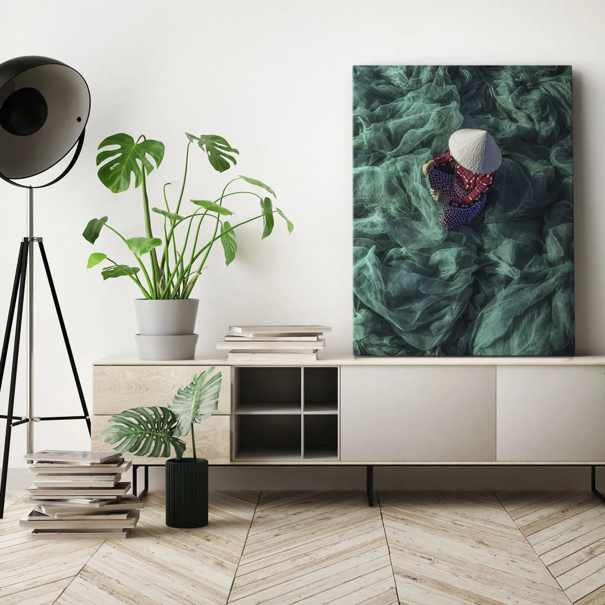 Obraz na płótnie - Kobieta w tradycyjnym kapeluszu siedząca wśród zielonych sieci rybackich - 50x70cm - W morzu sieci - Nowoczesna dekoracja ścienna do salonu, kuchni i sypialni ARTTOR