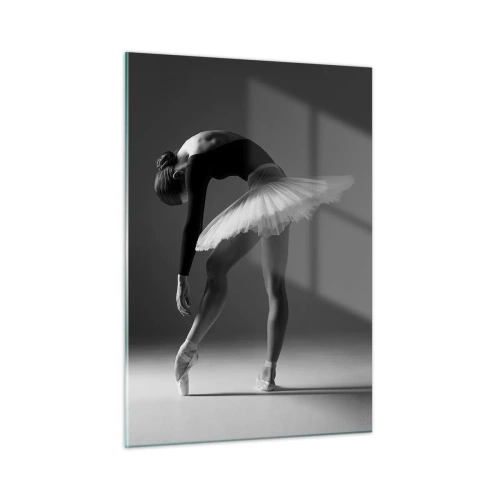 Obraz na szkle - Czarno-biała sylwetka baletnicy w pozie pełnej gracji - 50x70cm - Bella balerina - Nowoczesna dekoracja ścienna do salonu, kuchni i sypialni ARTTOR