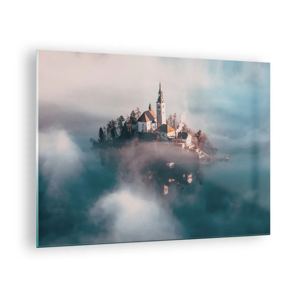 Obraz na szkle - Wyspa z kościołem otoczona mgłą na spokojnym jeziorze - 70x50cm - Wyspa marzeń - Nowoczesna dekoracja ścienna do salonu i sypialni ARTTOR