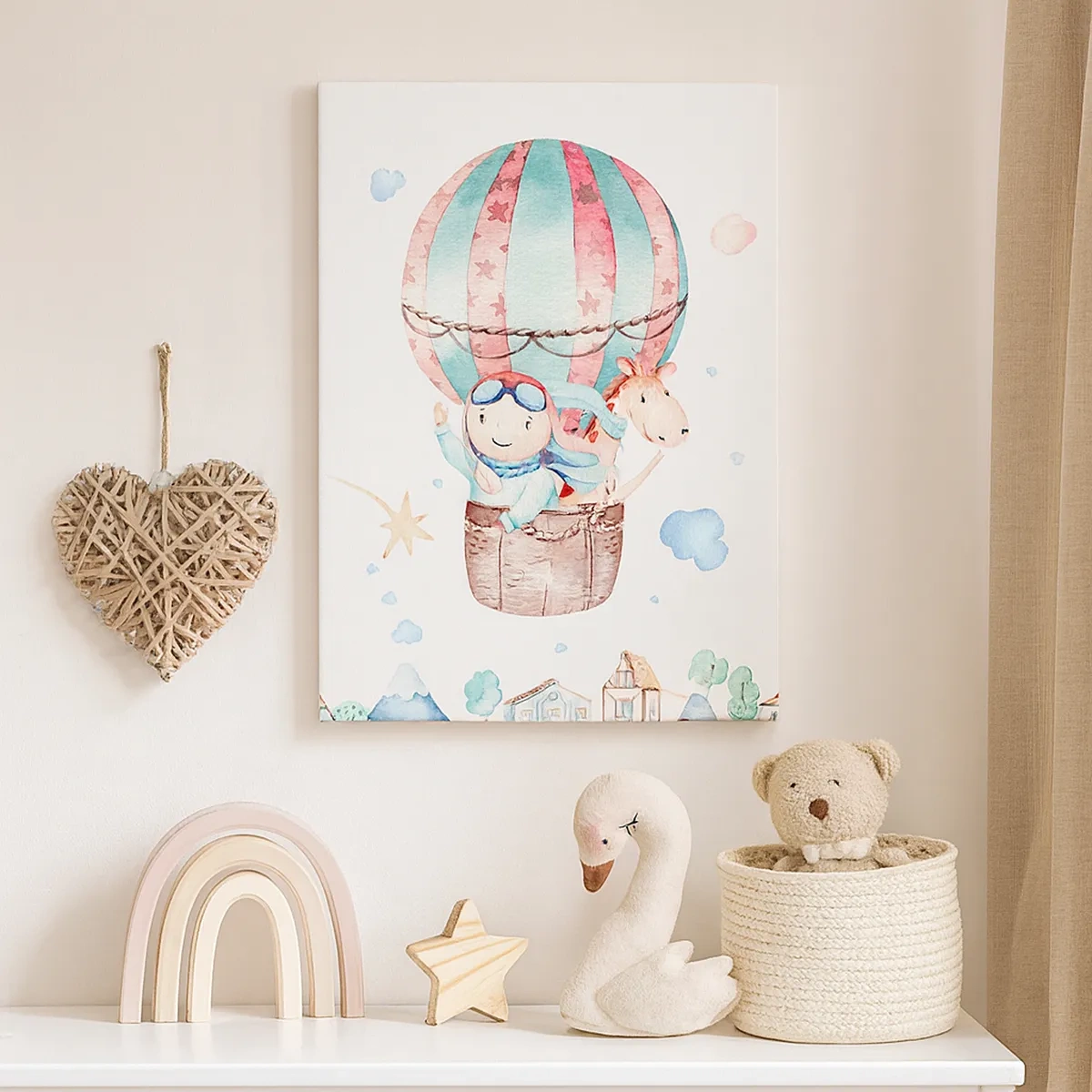 Obraz na płótnie - Urocza akwarela z dzieckiem i konikiem w balonie unoszącym się nad domkami - 50x70cm - Wrócimy wkrótce! - Nowoczesna dekoracja ścienna do salonu, kuchni i sypialni ARTTOR