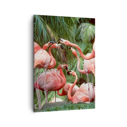 Obraz na płótnie - Grupa różowych flamingów wśród zielonych liści palmowych - 50x70cm - Popołudniowe ploteczki - Nowoczesna dekoracja ścienna do salonu, kuchni i sypialni ARTTOR