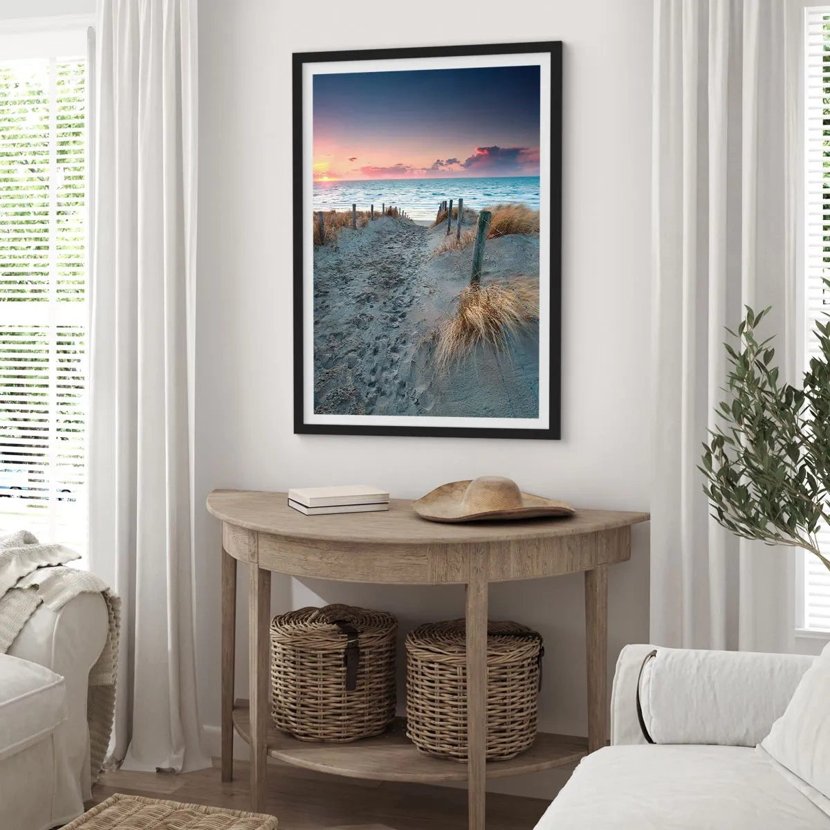 Plakat w czarnej ramie - Plażowa ścieżka o zachodzie słońca z widokiem na morze - 50x70cm - Rozlałeś tęczę blasków promienistą… - Nowoczesna dekoracja ścienna do salonu i sypialni ARTTOR
