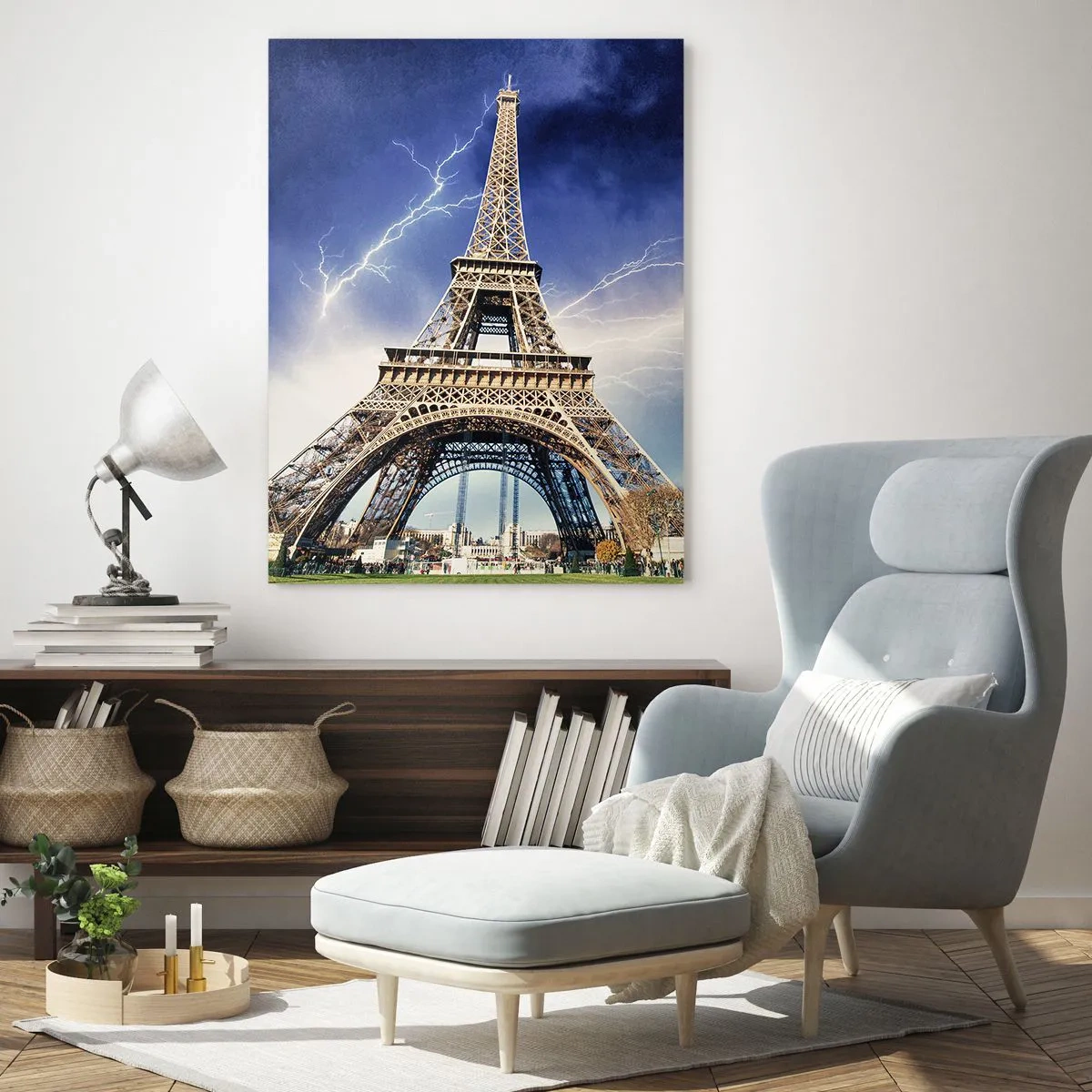 Obraz na szkle - Wieża Eiffla otoczona piorunami w pochmurny dzień - 50x70cm - Władczyni burz - Nowoczesna dekoracja ścienna do salonu, kuchni i sypialni ARTTOR