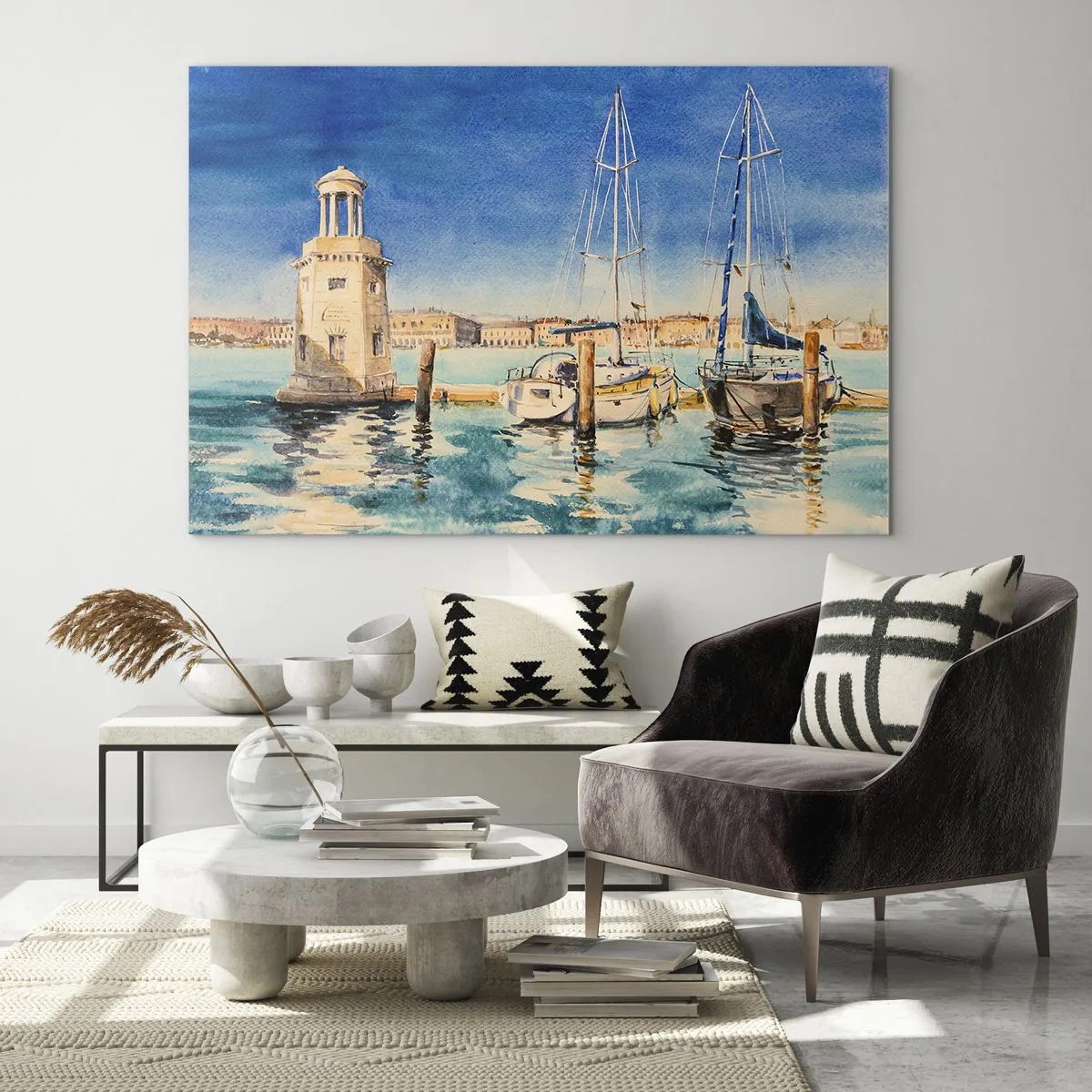 Obraz na szkle - Akwarelowa marina z latarnią i zacumowanymi jachtami - 70x50cm - Słoneczna laguna - Nowoczesna dekoracja ścienna do salonu i sypialni ARTTOR