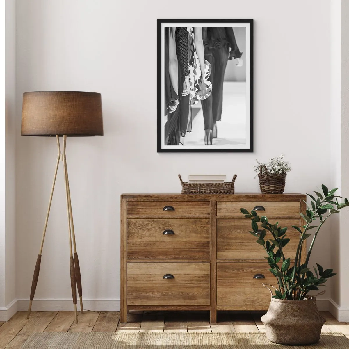 Plakat w czarnej ramie - Czarno-biała fotografia modelek na wybiegu - 50x70cm - Stylowa parada - Nowoczesna dekoracja ścienna do salonu i sypialni ARTTOR
