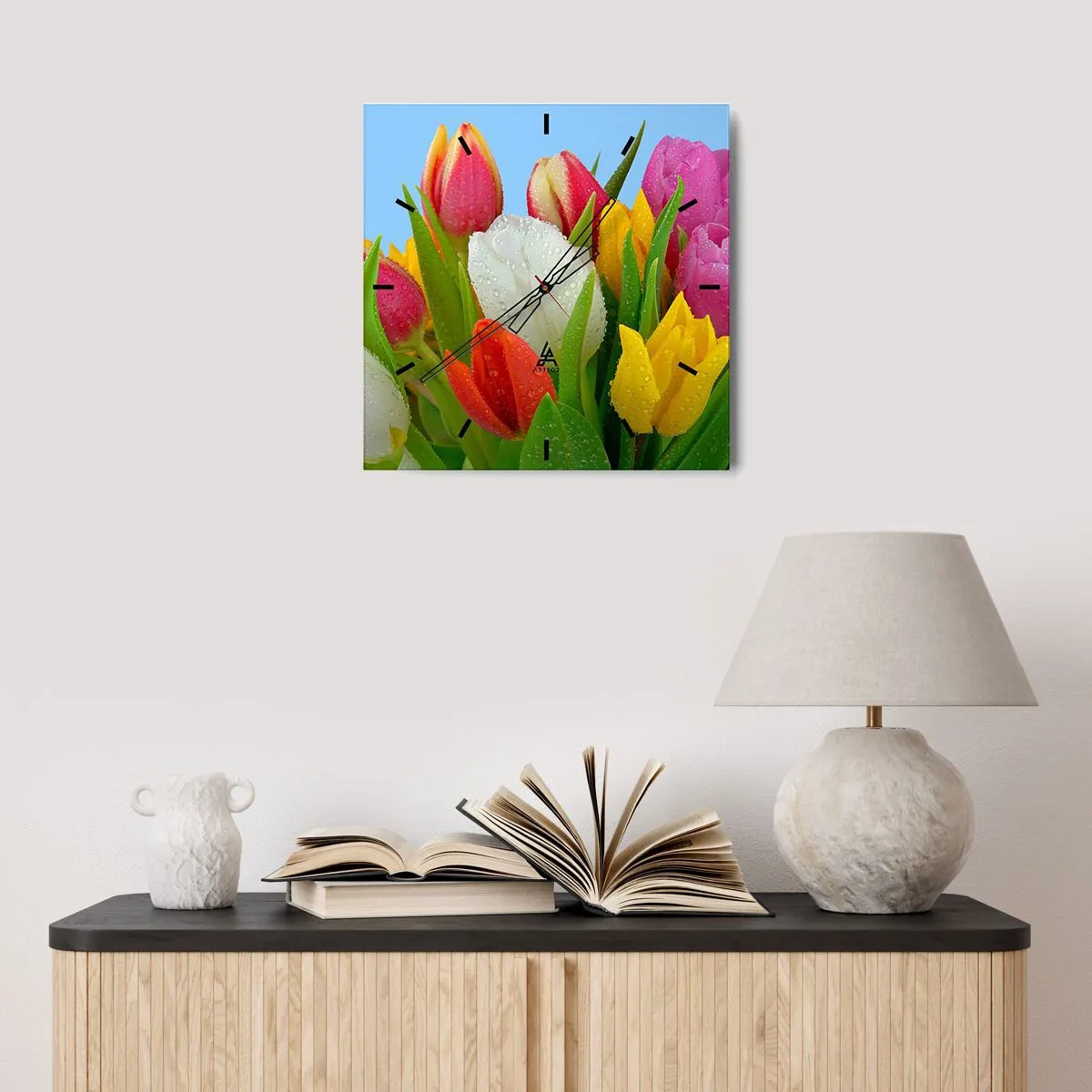 Zegar ścienny - Kolorowe tulipany pokryte kroplami rosy na błękitnym tle - 30x30cm - Kwiatowa tęcza w kroplach rosy - Nowoczesna dekoracja ścienna do salonu i sypialni ARTTOR