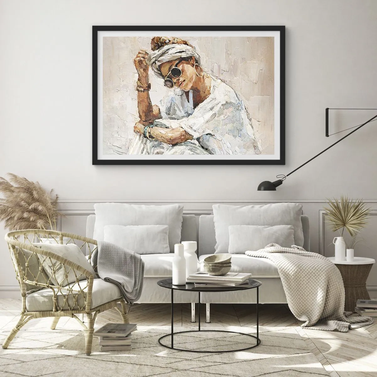 Plakat w czarnej ramie - Portret kobiety w okularach przeciwsłonecznych na tle jasnej ściany - 70x50cm - Portret w pełnym słońcu - Nowoczesna dekoracja ścienna do salonu i sypialni ARTTOR