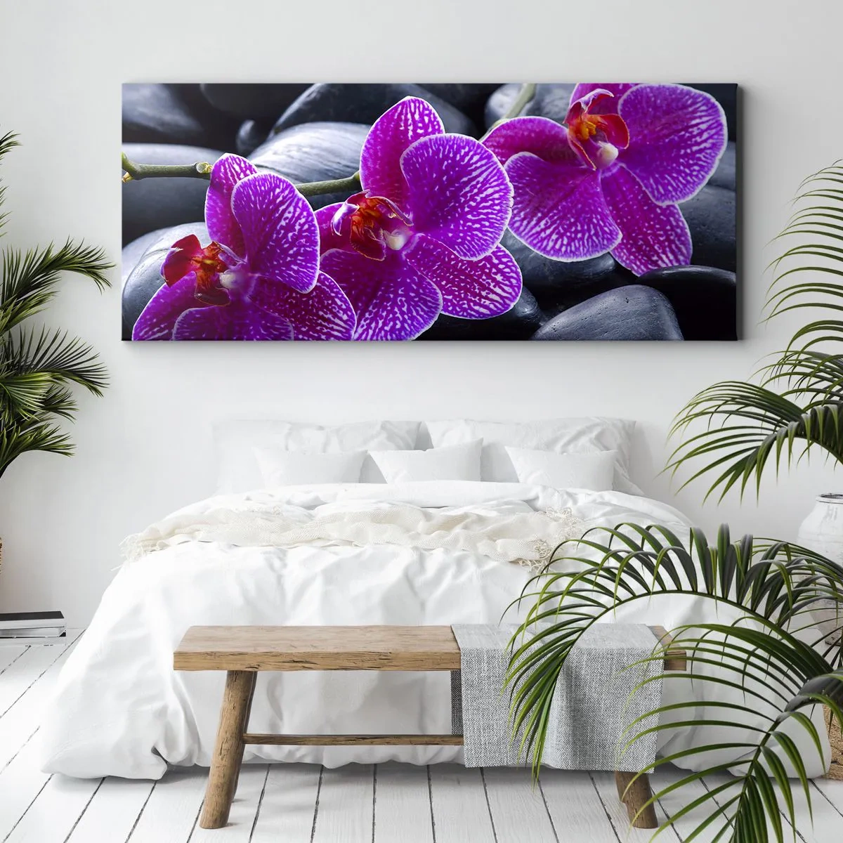 Obraz na płótnie - Fioletowe orchidee na tle czarnych kamieni - 160x50cm - Kamienie pojaśniały z zachwytu - Nowoczesna dekoracja ścienna do salonu i sypialni ARTTOR