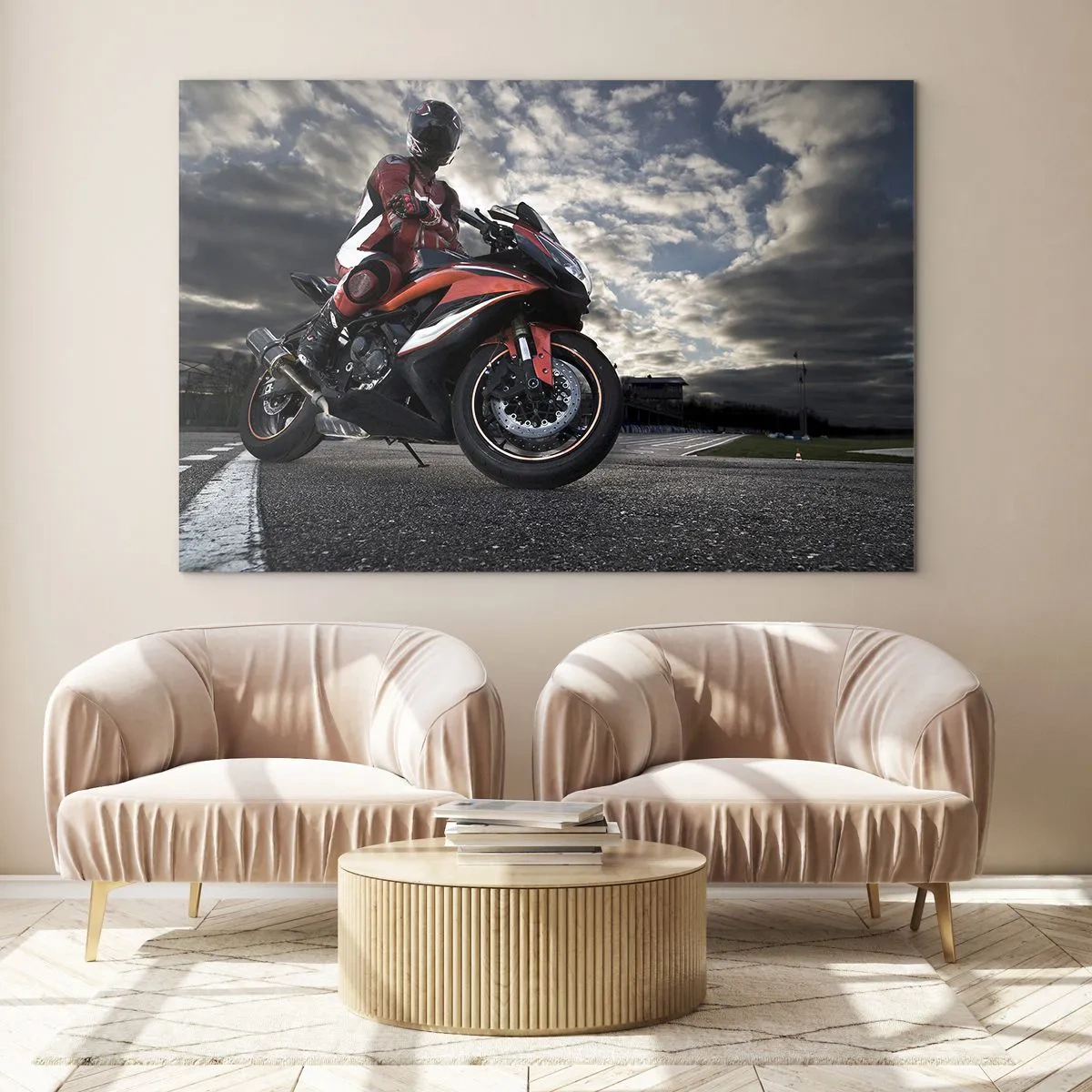 Obraz na szkle - Motocyklista na torze wyścigowym pod burzowym niebem - 100x70cm - Mroczny jeździec - Nowoczesna dekoracja ścienna do salonu, kuchni i sypialni ARTTOR