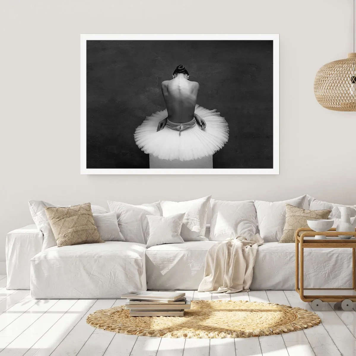 Plakat - Tancerka baletowa w klasycznej pozie na tle ciemnego tła - 100x70cm - Właśnie rozkwita - Nowoczesna dekoracja ścienna do salonu i sypialni ARTTOR