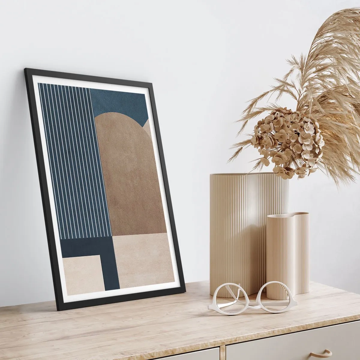 Plakat w czarnej ramie - Abstrakcyjna kompozycja geometryczna w odcieniach granatu i beżu - 50x70cm - Kompozycja prostoty i krągłości - Nowoczesna dekoracja ścienna do salonu i sypialni ARTTOR