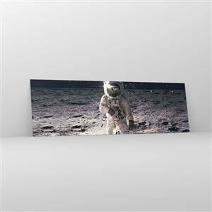 Obraz na szkle - Astronauta na powierzchni Księżyca z Ziemią w tle - 160x50cm - Pozdrowienia z Księżyca - Nowoczesna dekoracja ścienna do salonu i sypialni ARTTOR