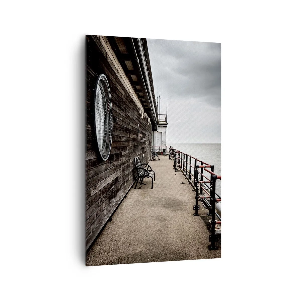 Obraz na płótnie - Drewniane nabrzeże z ławkami i widokiem na morze w pochmurny dzień - 80x120cm - Czas zatrzymany - Nowoczesna dekoracja ścienna do salonu i sypialni ARTTOR