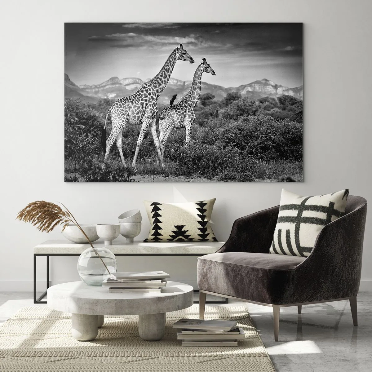Obraz na szkle - Czarno-biała fotografia dwóch żyraf na sawannie - 70x50cm - Wyższe sfery w Afryce - Nowoczesna dekoracja ścienna do salonu i sypialni ARTTOR