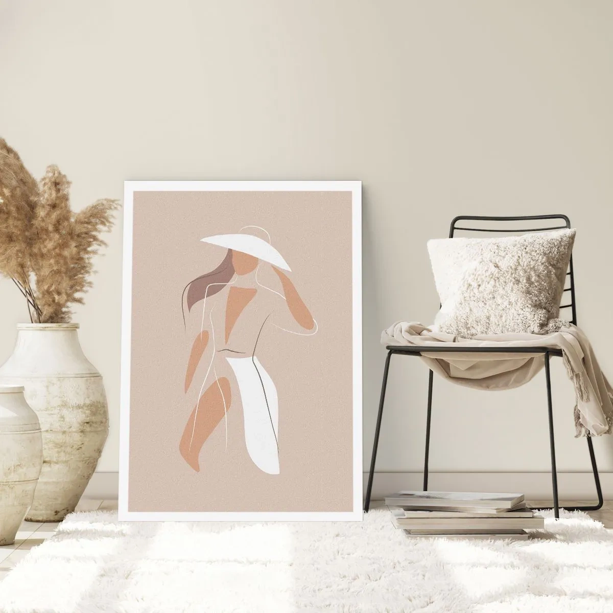 Plakat - Minimalistyczna sylwetka kobiety w kapeluszu na beżowym tle - 50x70cm - Moda to zabawa - Nowoczesna dekoracja ścienna do salonu, kuchni i sypialni ARTTOR
