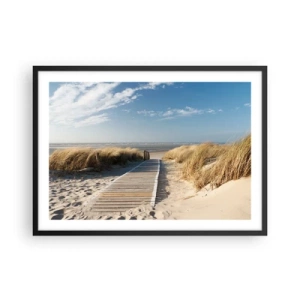 Plakat w czarnej ramie - Drewniana ścieżka prowadząca przez wydmy do spokojnego morza - 70x50cm - Za wydmą, w szumie traw - Nowoczesna dekoracja ścienna do salonu i sypialni ARTTOR