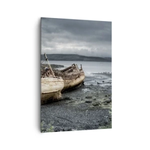 Obraz na płótnie - Opuszczone łodzie na brzegu w deszczowej scenerii - 70x100cm - "Na znak spełnionych godnie trudów" - Nowoczesna dekoracja ścienna do salonu i sypialni ARTTOR