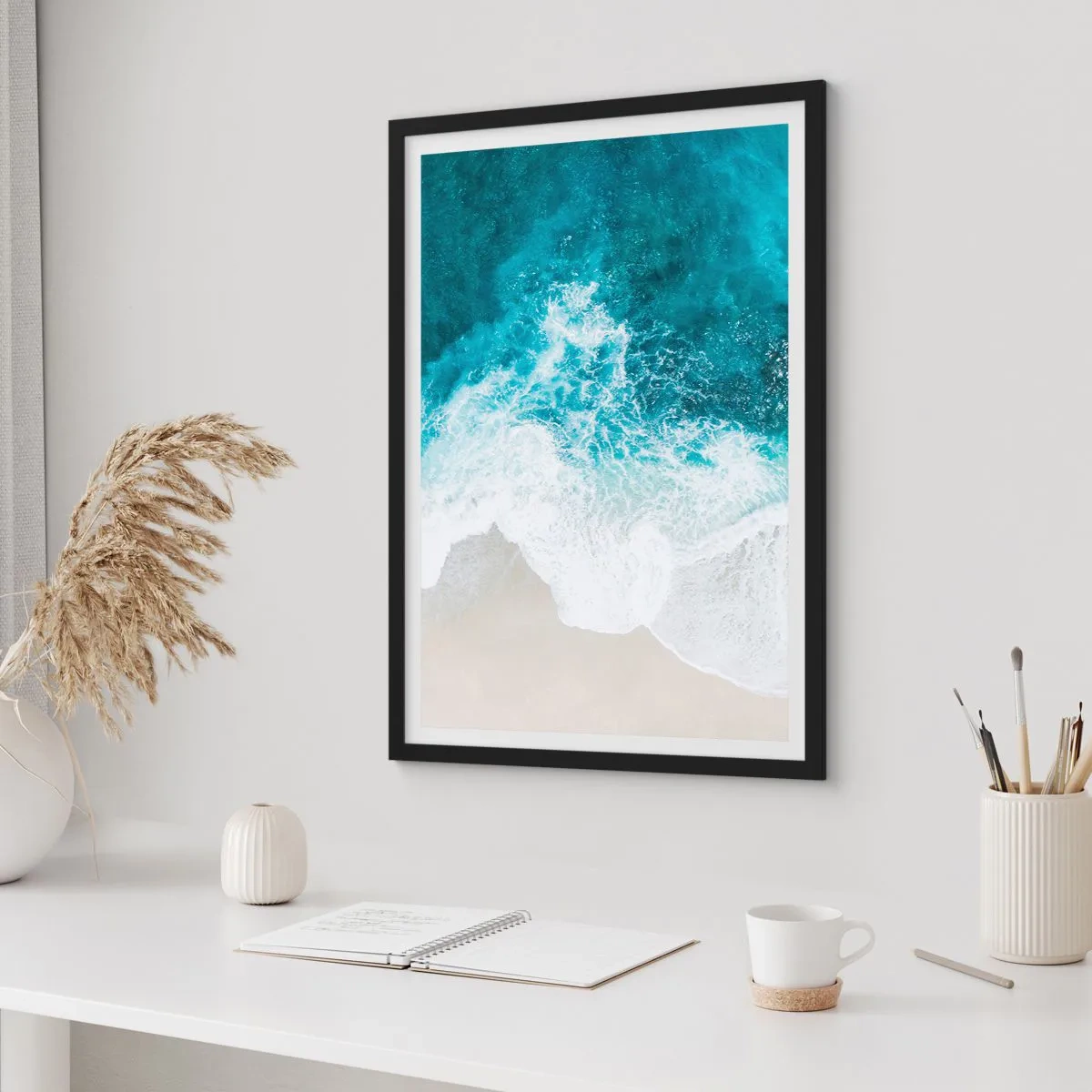 Plakat w czarnej ramie - Widok z góry na turkusowe fale rozbijające się o piaszczystą plażę - 50x70cm - Naturalna pieszczota - Nowoczesna dekoracja ścienna do salonu i sypialni ARTTOR