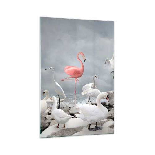 Obraz na szkle - Różowy flaming wśród białych łabędzi na tle jeziora - 70x100cm - Skąd się tu wziąłem? - Nowoczesna dekoracja ścienna do salonu i sypialni ARTTOR