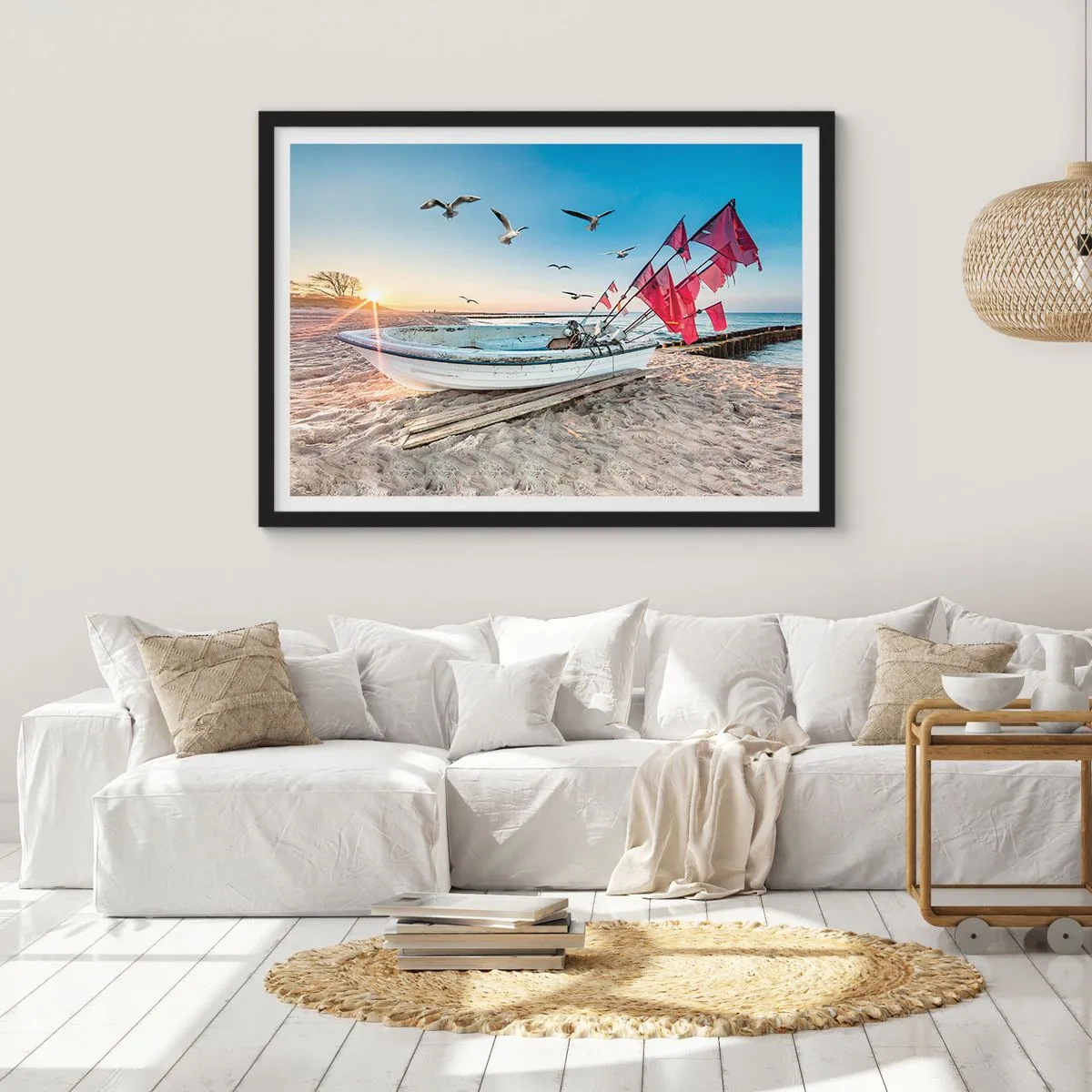 Plakat w czarnej ramie - Łódka na plaży o świcie z mewami i czerwonymi flagami - 70x50cm - Zasłużony odpoczynek - Nowoczesna dekoracja ścienna do salonu i sypialni ARTTOR