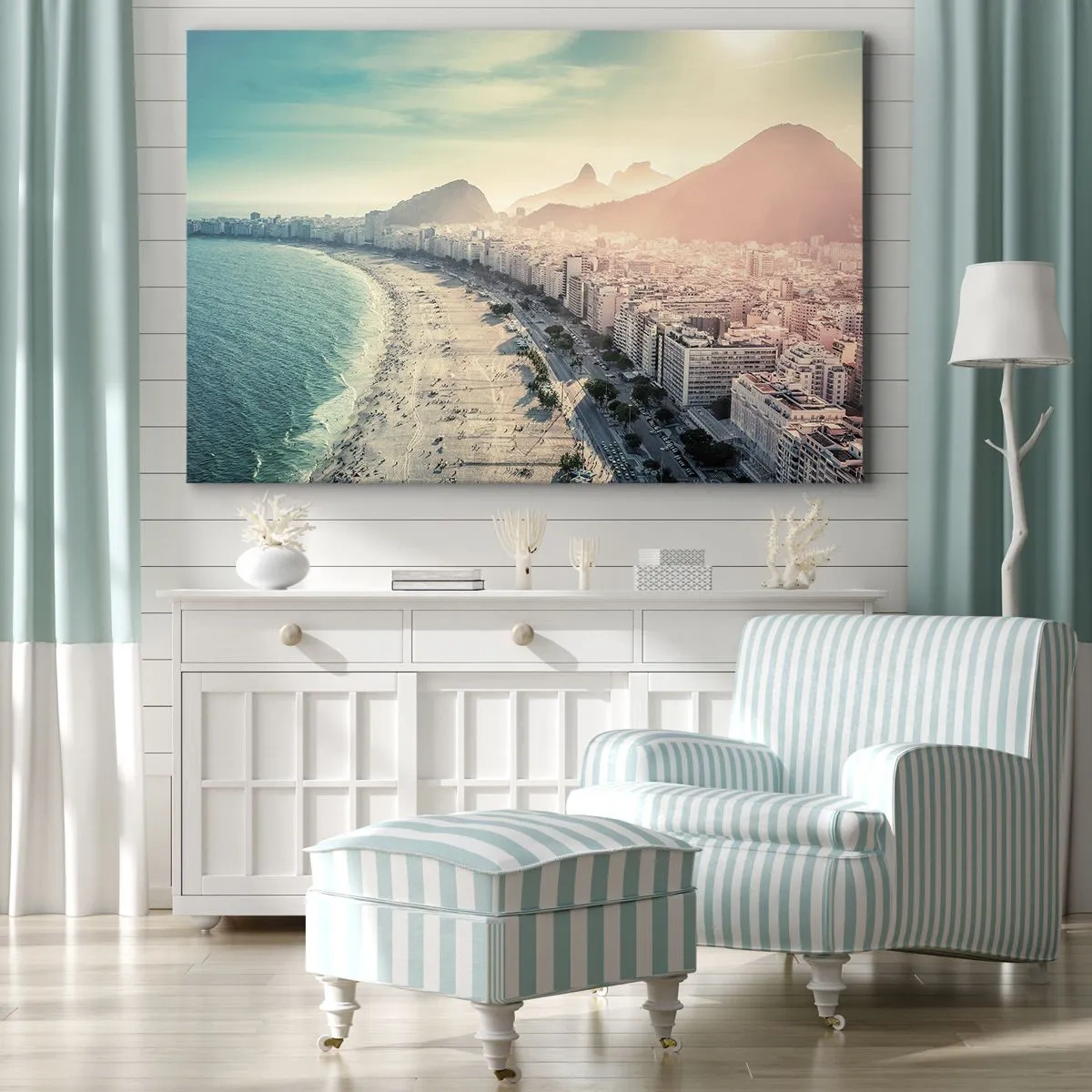 Obraz na płótnie - Panorama plaży Copacabana z górami w tle w Rio de Janeiro - 70x50cm - Wieczne wakacje w Rio - Nowoczesna dekoracja ścienna do salonu i sypialni ARTTOR