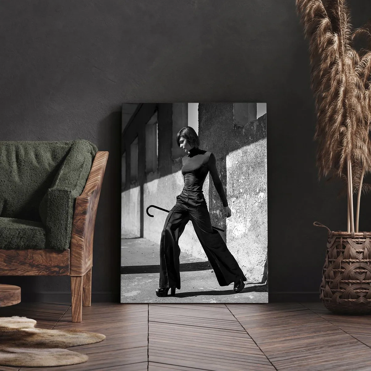 Obraz na płótnie - Stylowa kobieta w industrialnym otoczeniu - 70x100cm - Miejska elegancja - Nowoczesna dekoracja ścienna do salonu i sypialni ARTTOR