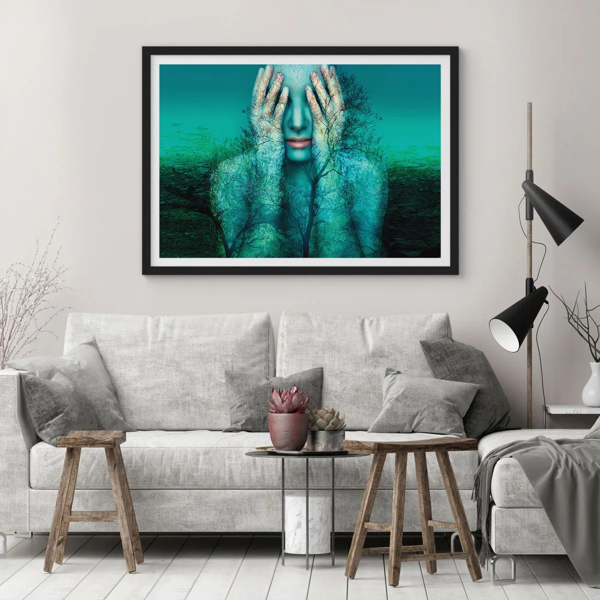 Plakat w czarnej ramie - Postać kobiety z motywem drzew na tle turkusowego krajobrazu - 70x50cm - Zanurzona w błękicie - Nowoczesna dekoracja ścienna do salonu i sypialni ARTTOR