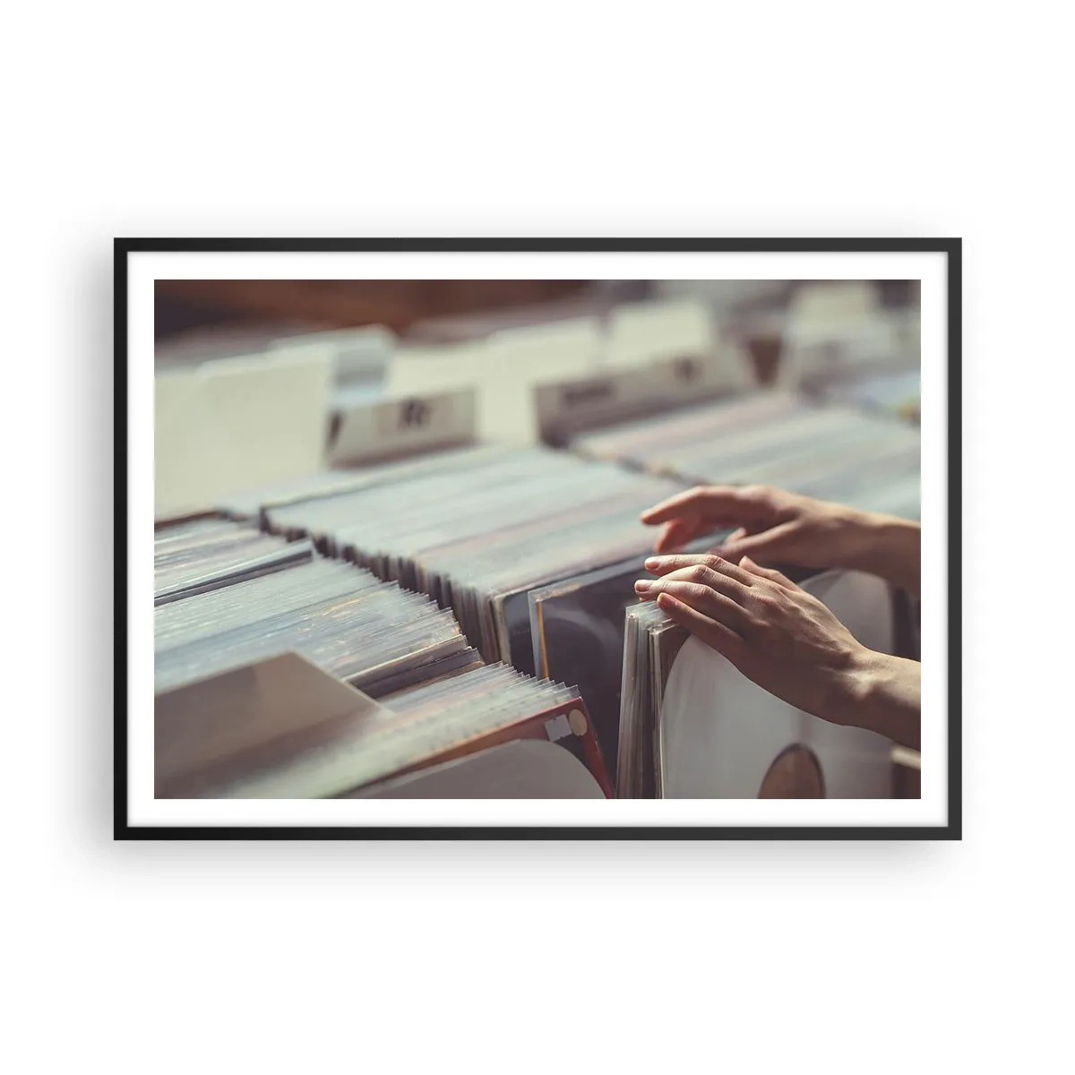 Plakat w czarnej ramie - Ręce przeglądające kolekcję winyli - 100x70cm - W poszukiwaniu wzruszeń - Nowoczesna dekoracja ścienna do salonu i sypialni ARTTOR