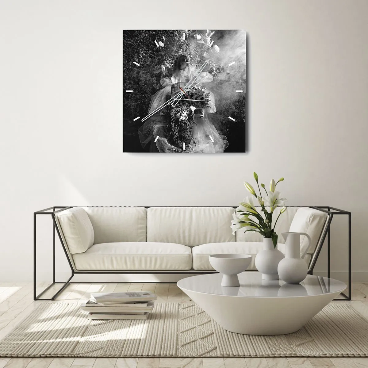 Zegar ścienny - Czarno-biała kompozycja z postacią w sukni i klatką wśród mgły - 30x30cm - Sama Matka – Natura - Nowoczesna dekoracja ścienna do salonu i sypialni ARTTOR