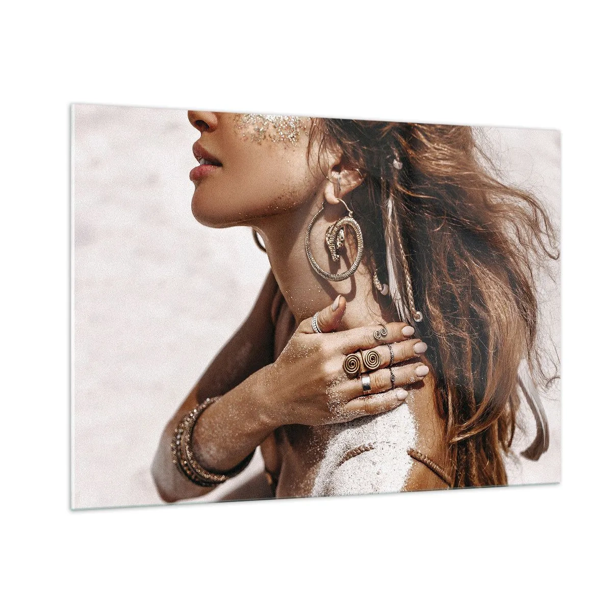 Obraz na szkle - Stylowa kobieta z biżuterią i piaskiem na skórze na plaży - 100x70cm - Królowa dzikiej plaży - Nowoczesna dekoracja ścienna do salonu, kuchni i sypialni ARTTOR
