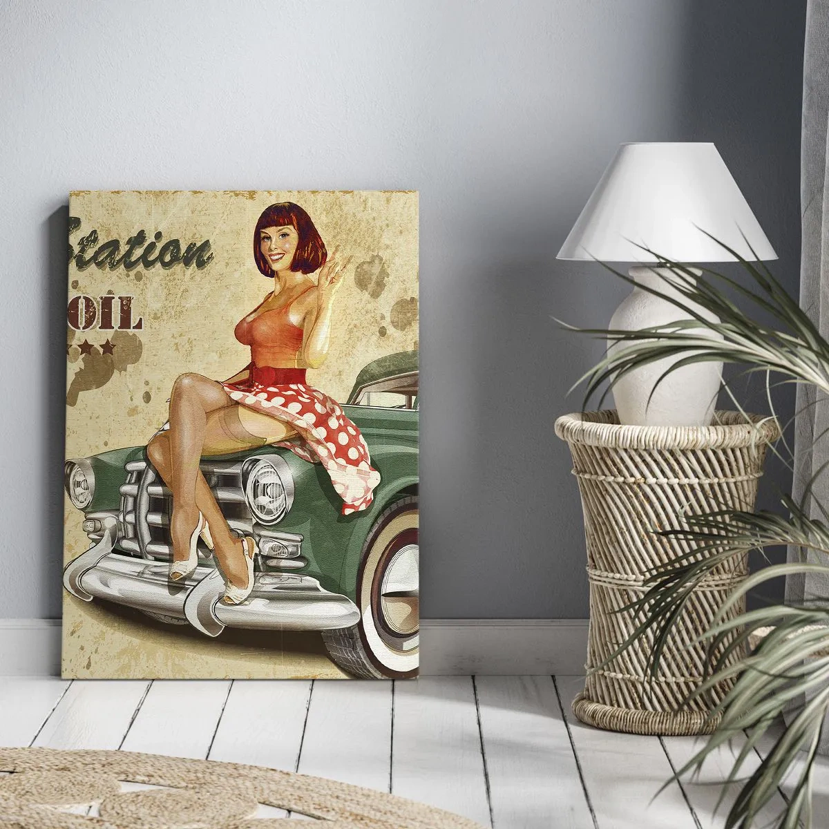 Obraz na płótnie - Pin-up dziewczyna na masce klasycznego samochodu - 50x70cm - Wspaniałe lata 40. - Nowoczesna dekoracja ścienna do salonu, kuchni i sypialni ARTTOR