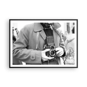 Plakat w czarnej ramie - Czarno-białe zdjęcie mężczyzny z aparatem retro - 100x70cm - W stylu retro - Nowoczesna dekoracja ścienna do salonu i sypialni ARTTOR