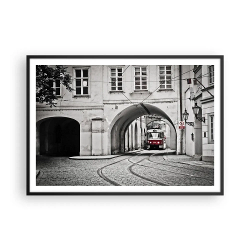 Plakat w czarnej ramie - Czarno-biały tramwaj w zabytkowej uliczce miasta - 100x70cm - Przez miejski labirynt - Nowoczesna dekoracja ścienna do salonu i sypialni ARTTOR
