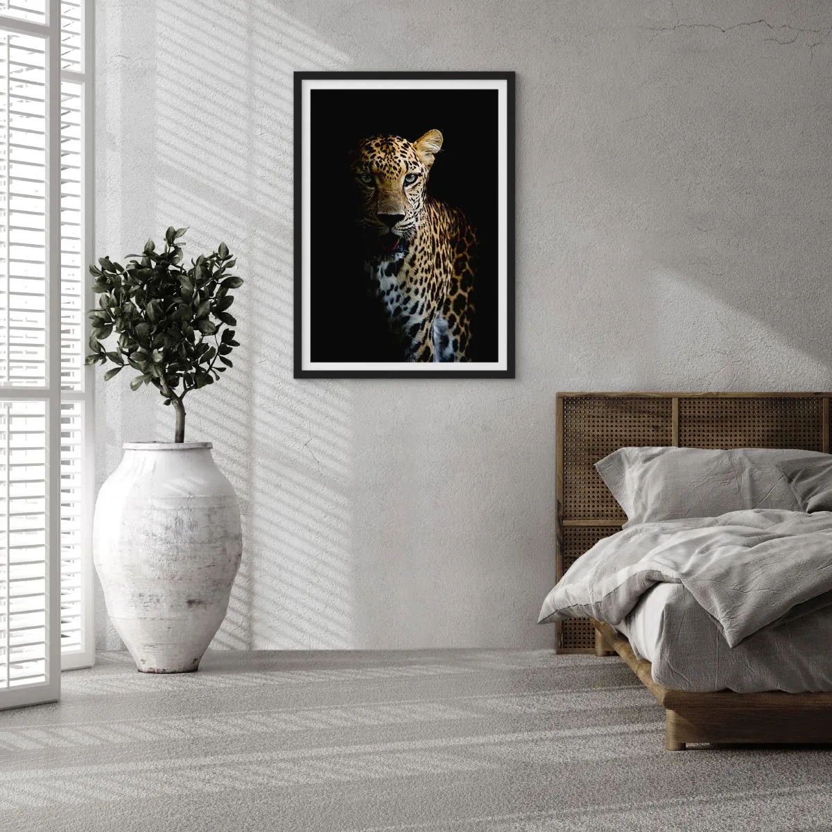 Plakat w czarnej ramie - Leopard na tle ciemnego tła z wyrazistymi detalami sierści - 50x70cm - Mroczne piękno - Nowoczesna dekoracja ścienna do salonu i sypialni ARTTOR