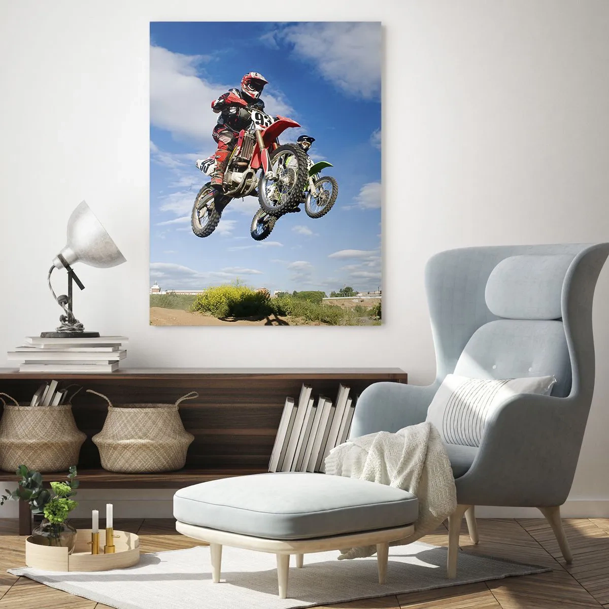 Obraz na szkle - Zawodnik na motocyklu w locie na tle błękitnego nieba - 50x70cm - Podniebny skok - Nowoczesna dekoracja ścienna do salonu, kuchni i sypialni ARTTOR