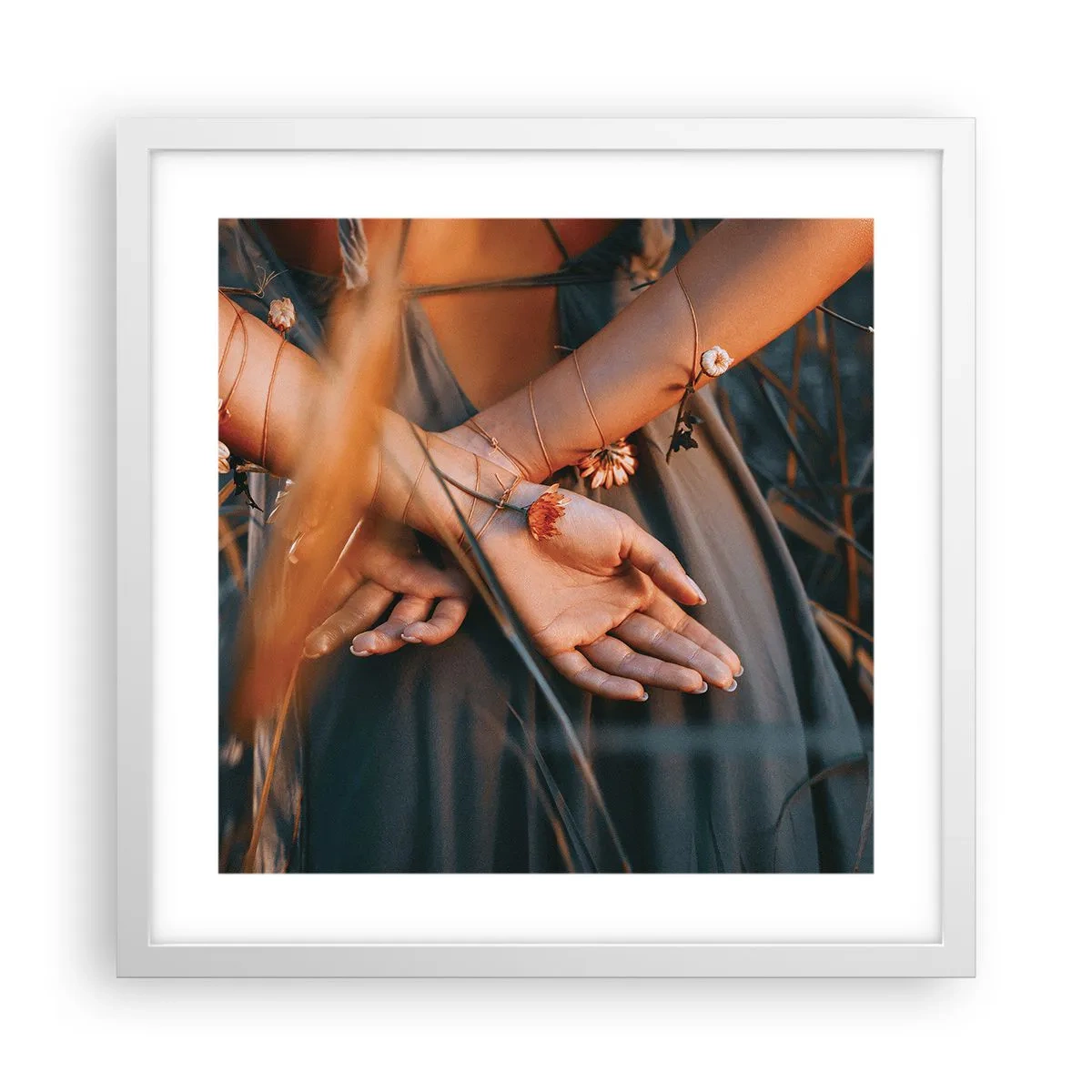 Plakat w białej ramie - Związana z naturą - 40x40 cm